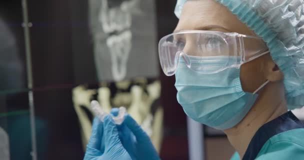 Ortopedik Diş Hekiminin Elinde Gece Bruksisizmi Koruması Kas Gevşetici Ağız — Stok video