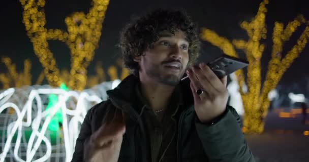 Jovem Indiano Gravando Mensagem Memorando Voz Telefone Livre Noite Inverno — Vídeo de Stock