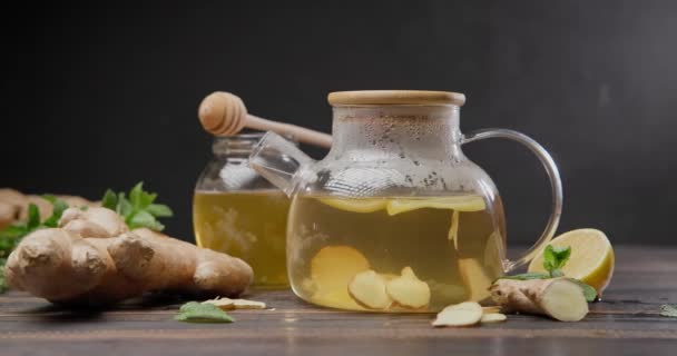 Парный Стеклянный Чайник Органическим Травяным Чаем Имбирем Лимоном — стоковое видео