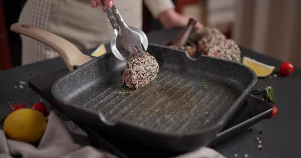 Cocinar Atún Parrilla Con Semillas Sésamo Mujer Pone Filete Atún — Vídeos de Stock