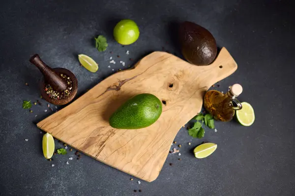 国内のキッチンで木製切削盤の全緑のアボカドフルーツ — ストック写真