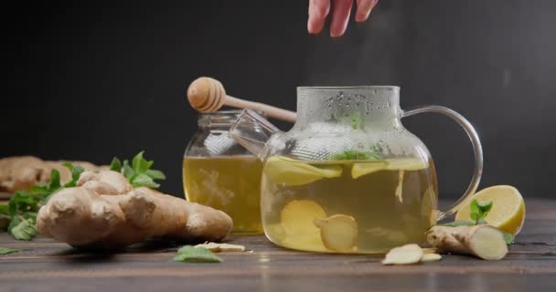 Kadın Dumanı Tüten Cam Çaydanlığa Zencefil Limonlu Organik Bitki Çayıyla — Stok video