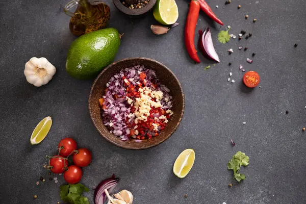 Cozinhar Salsa Tradicional Ingredientes Cortados Fatias Uma Tigela Madeira — Fotografia de Stock