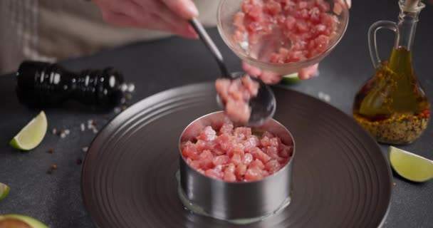 Receta Atún Tartar Aguacate Mujer Llena Forma Cocción Con Filete — Vídeo de stock