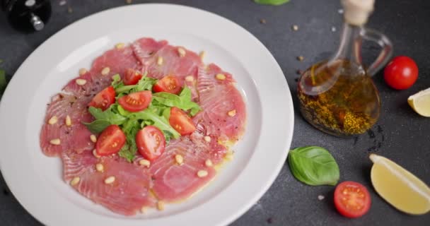Carpaccio Atum Cozinha Partes Tomate Cereja Uma Chapa Com Partes — Vídeo de Stock