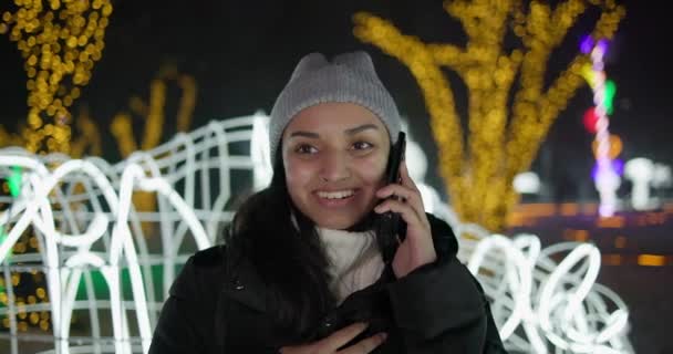 Piękna Hinduska Kobieta Rozmawia Przez Telefon Stojąc Zewnątrz Zimowy Wieczór — Wideo stockowe