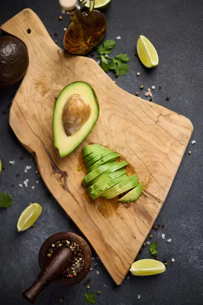 Halve Groene Avocado Fruit Houten Snijplank Huiselijke Keuken — Stockfoto