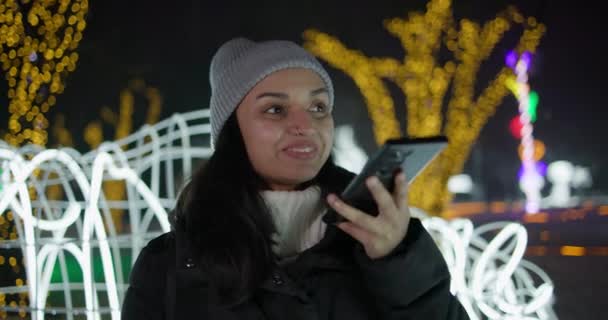 Güzel Hintli Kadın Telefonda Sesli Mesaj Kaydediyor Kış Akşamı Dışarıda — Stok video