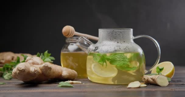 用生姜 薄荷和柠檬在杯子茶壶中新鲜酿制的有机草本植物茶 — 图库视频影像
