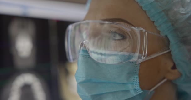 Radiologe Zahnarzt Blick Auf Zähne Röntgenbild Mit Reflexion Des Monitors — Stockvideo