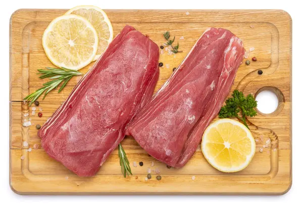 Tahta Kesim Tahtasında Taze Ton Balığı Bifteği Beyaz Arka Planda — Stok fotoğraf