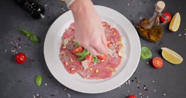 Carpaccio Atum Cozinha Partes Tomate Cereja Uma Chapa Com Partes — Vídeo de Stock