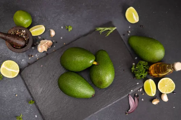 Groene Avocado Stenen Dienblad — Stockfoto