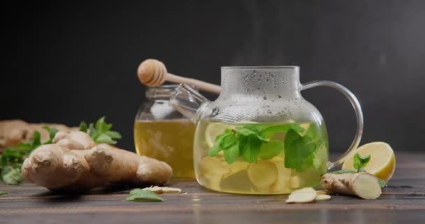 用生姜 薄荷和柠檬在杯子茶壶中新鲜酿制的有机草本植物茶 — 图库视频影像