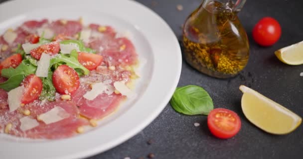 Cocinar Carpaccio Atún Trozos Tomate Cherry Plato Con Rodajas Filete — Vídeos de Stock