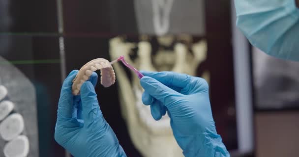 Врач Стоматолог Ортопед Проводит Стоматологическое Обследование Челюсти Пациента Рентгеновском Фоне — стоковое видео