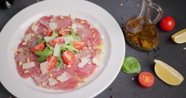 Cocinar Carpaccio Atún Trozos Tomate Cherry Plato Con Rodajas Filete — Vídeos de Stock