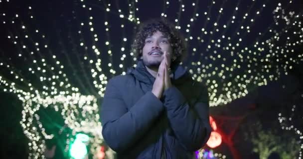 冬天的晚上 年轻的印度人站在户外 背负着花环和灯光 Dci — 图库视频影像