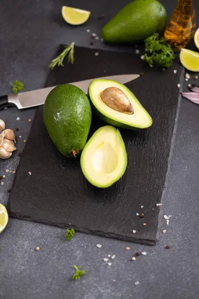 Зеленый Авокадо Каменной Доске — стоковое фото