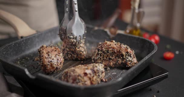 Gotowanie Grillowanego Tuńczyka Nasionami Sezamu Stek Tuńczyka Pokryty Nasionami Sezamu — Wideo stockowe
