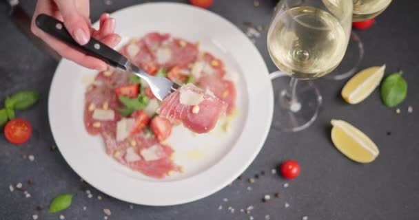 카르패치오 익지않는 조각을 접시에 토마토 조각을 Dci는 — 비디오