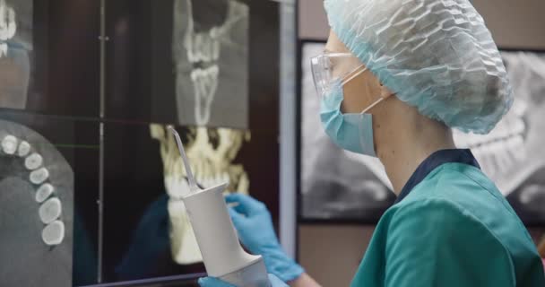 Hygienist Tandläkare Håller Dentala Bevattnare Tänder Röntgen Bakgrund Dci — Stockvideo