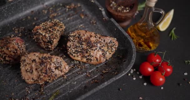Cozinhar Atum Grelhado Com Sementes Gergelim Bife Atum Coberto Com — Vídeo de Stock