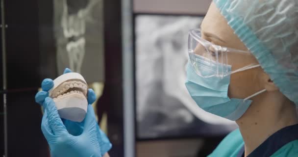 Ορθοπεδικός Οδοντογιατρός Κρατά Γύψινο Οδοντικό Αποτύπωμα Της Γνάθου Των Ασθενών — Αρχείο Βίντεο