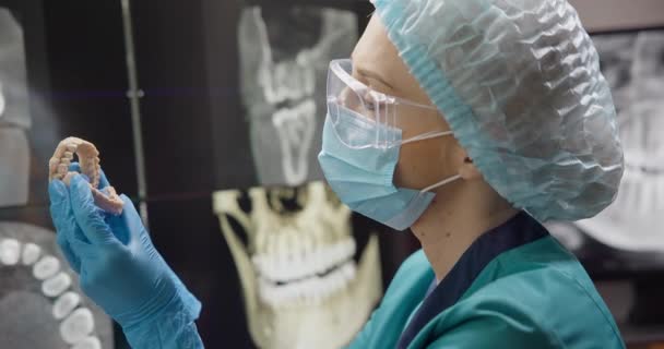 Врач Стоматолог Ортопед Проводит Гипсовую Обработку Челюсти Пациента Рентгеновском Фоне — стоковое видео