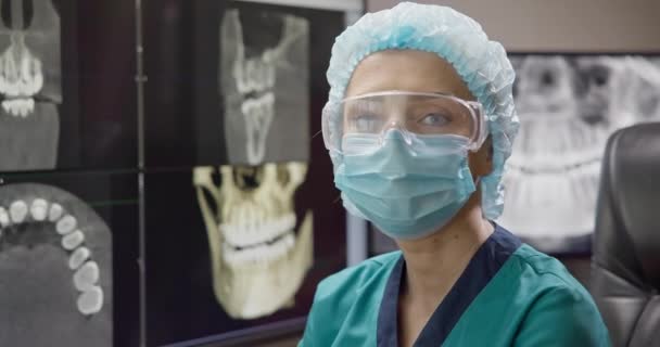 Видеопортрет Стоматолога Доктора Радиолога Рентгене Зубов Настольном Мониторе Dci — стоковое видео