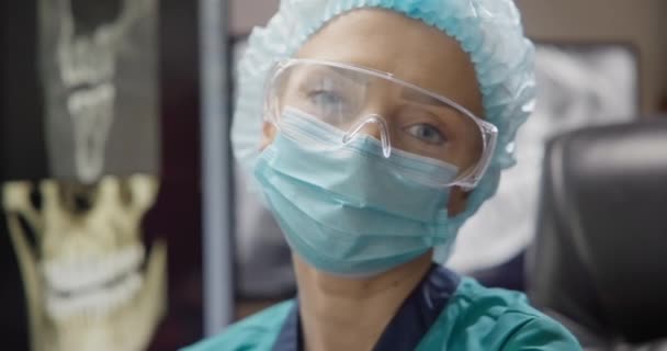 Radiolog Tandläkare Läkare Video Porträtt Tänder Röntgen Skrivbordet Datorbildskärm Dci — Stockvideo