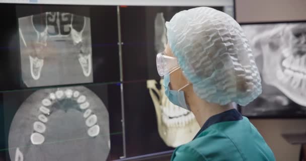Radiologe Zahnarzt Mit Röntgensoftware Auf Dem Desktop Computer — Stockvideo