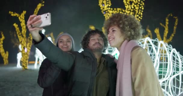 Emocionados Amigos Felices Tomando Selfie Teléfono Inteligente Guirnaldas Luces Fondo — Vídeos de Stock