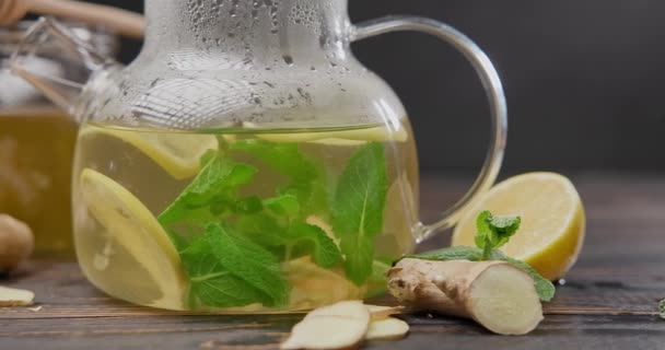 Frissen Főzött Bio Gyógynövény Tea Gyömbérrel Mentával Citrommal Üvegteáskannában — Stock videók