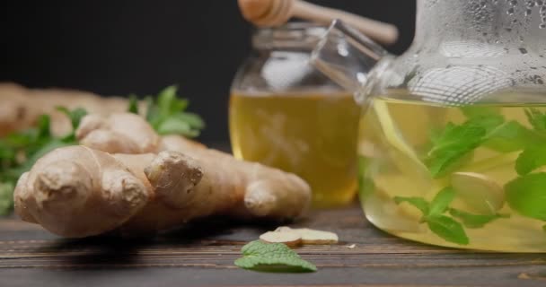 Freshly Brewed Organic Herbal Tea Ginger Mint Lemon Glass Teapot — Stock Video