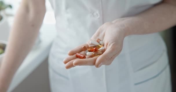 Voedingsdeskundige Vrouwelijke Arts Houdt Medische Pillen Capsules Een Hand Dci — Stockvideo