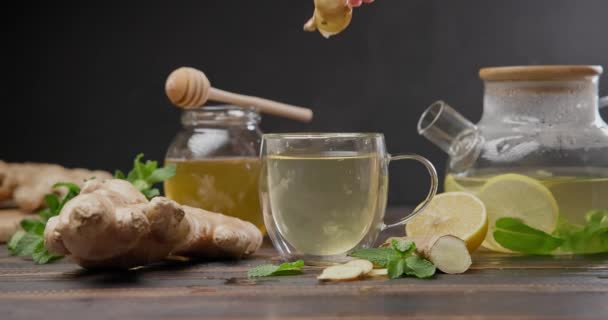 Szeletelt Gyömbérgyökér Darabok Beleesik Csésze Forró Gőzölgő Bio Gyógynövény Tea — Stock videók