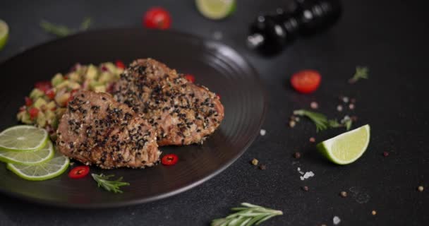 Talíř Grilovaným Smaženým Tuňákovým Steakem Pokrytým Sezamovými Semínky Tradičním Salsa — Stock video