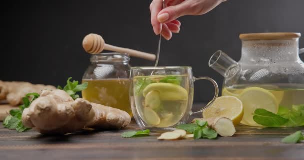 Keveredik Kanál Citrom Gyömbér Forró Gőzölgő Organikus Gyógynövény Tea Üveg — Stock videók