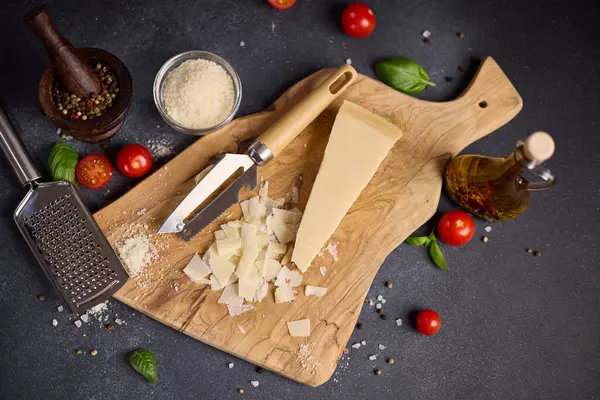 Geleneksel Talyan Parmesan Peynirinin Bir Parçası Yerli Mutfağın Ahşap Kesim — Stok fotoğraf
