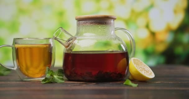 Szerves Természetes Tea Főzés Egy Üveg Teáskanna Egy Asztalon — Stock videók