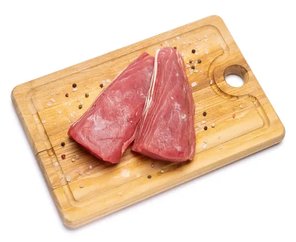 Čerstvý Tuňák Rybí Steak Dřevěné Porcovací Desce Izolované Bílém Pozadí — Stock fotografie