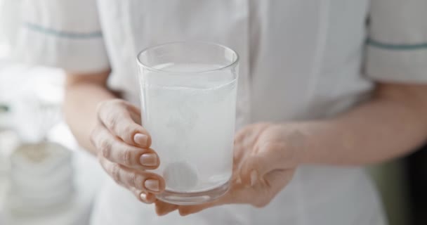 Pharmacy Treatment Concept Close Woman Doctor Holding Glass Water Effervescent — Stock Video