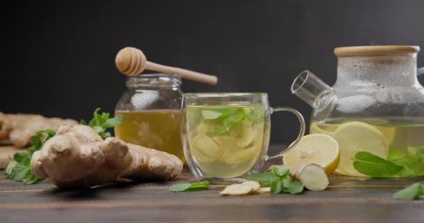柠檬和生姜热蒸煮玻璃杯中的有机草本茶 — 图库视频影像
