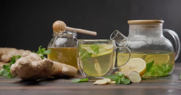 柠檬和生姜热蒸煮玻璃杯中的有机草本茶 — 图库视频影像