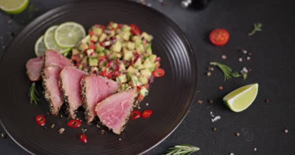 Talíř Nakrájeným Smaženým Tuňákovým Steakem Pokrytým Sezamovými Semínky Tradiční Salsou — Stock video