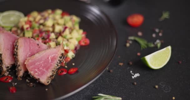 Bord Met Gesneden Gegrilde Gefrituurde Tonijn Steak Bedekt Met Sesamzaad — Stockvideo