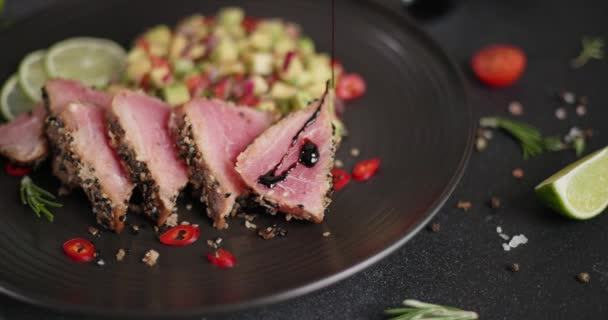Teriyaki Nebo Sójová Omáčka Nalévá Plátky Grilovaného Smaženého Tuňákového Steaku — Stock video