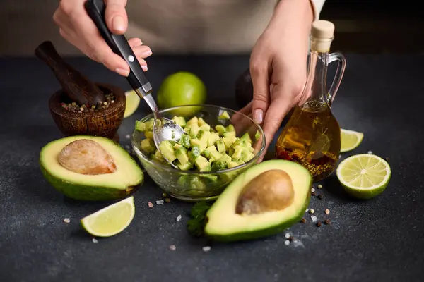 Sliced Chopped Avocado Fruit Glass Bowl Domestic Kitchen — Stock Photo, Image
