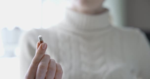 药物和治疗的概念 近距离观察白人妇女手握胶囊并服用胶囊的情况 Dci 2X慢动作 — 图库视频影像